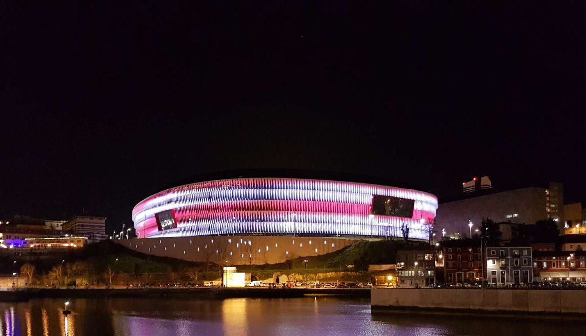 Estadio — vista nocturna